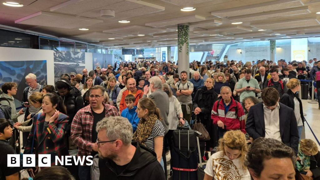 Hundreds stranded in Paris over e-gate breakdown