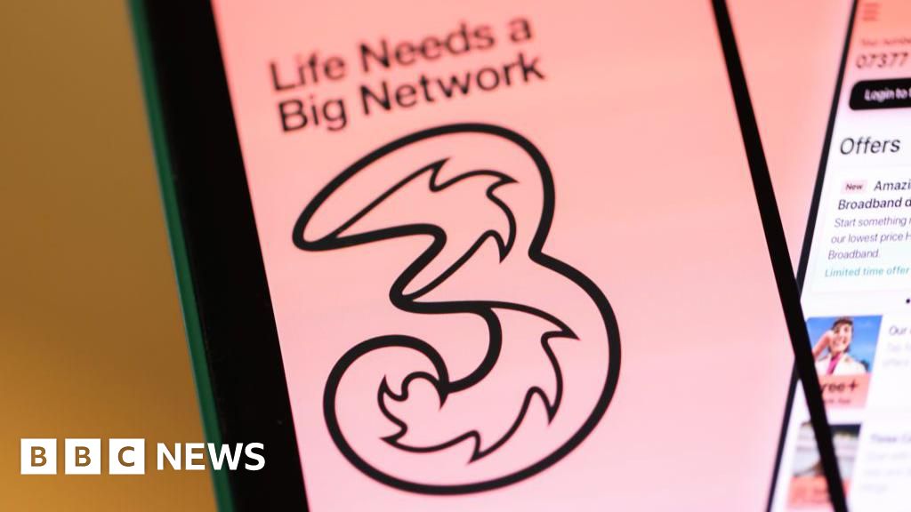 Three mobile customers tell BBC outage preventing 999 calls